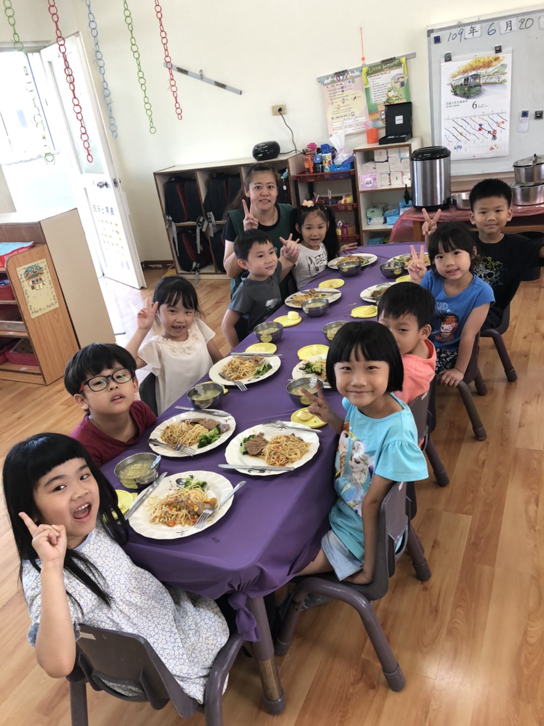 真幸福！郑州市管城区回族幼儿园开展六一自助餐活动-大河新闻